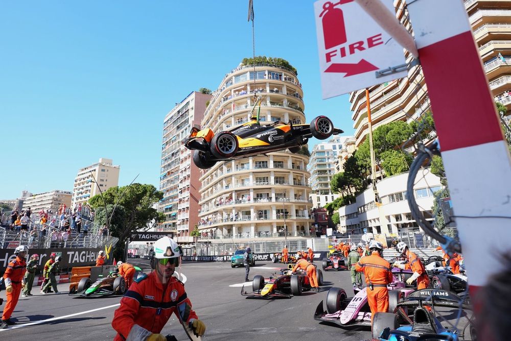 Marshals clear the cars of Alex Dunne, Rodin Motorsport, Gabriele Mini, PREMA Racing and Sami Meguetounif, Trident
