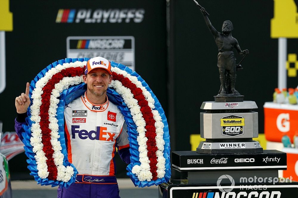 Hamlin ganó en caótico final en Talladega en los playoffs