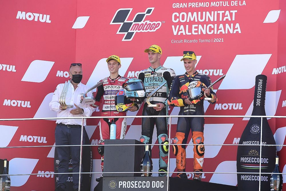 Moto3 Valensiya: Artigas ilk zaferini aldı, Deniz cezaya rağmen beşinci