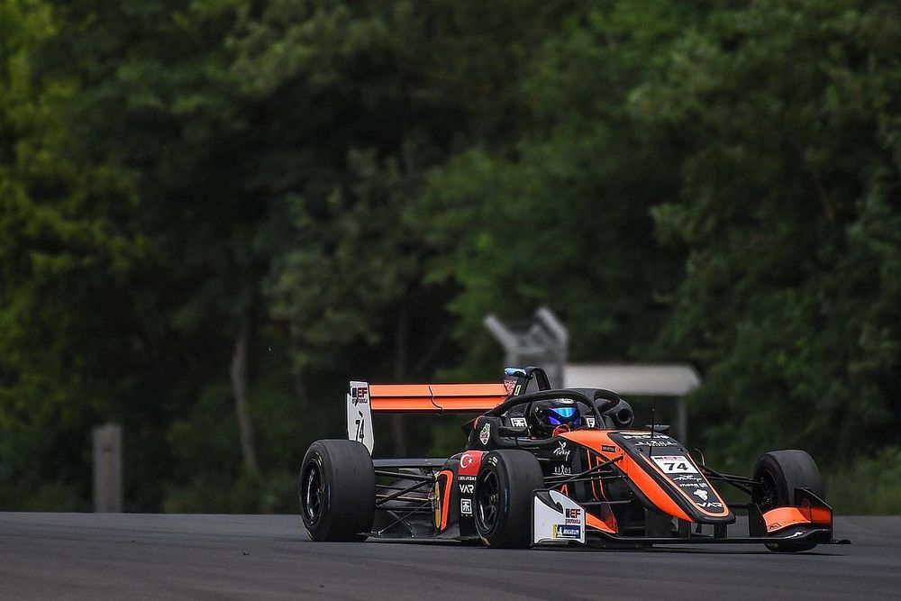 EuroFormula Open Barcelona: Crawford son yarışı da kazandı, Cem dördüncü oldu