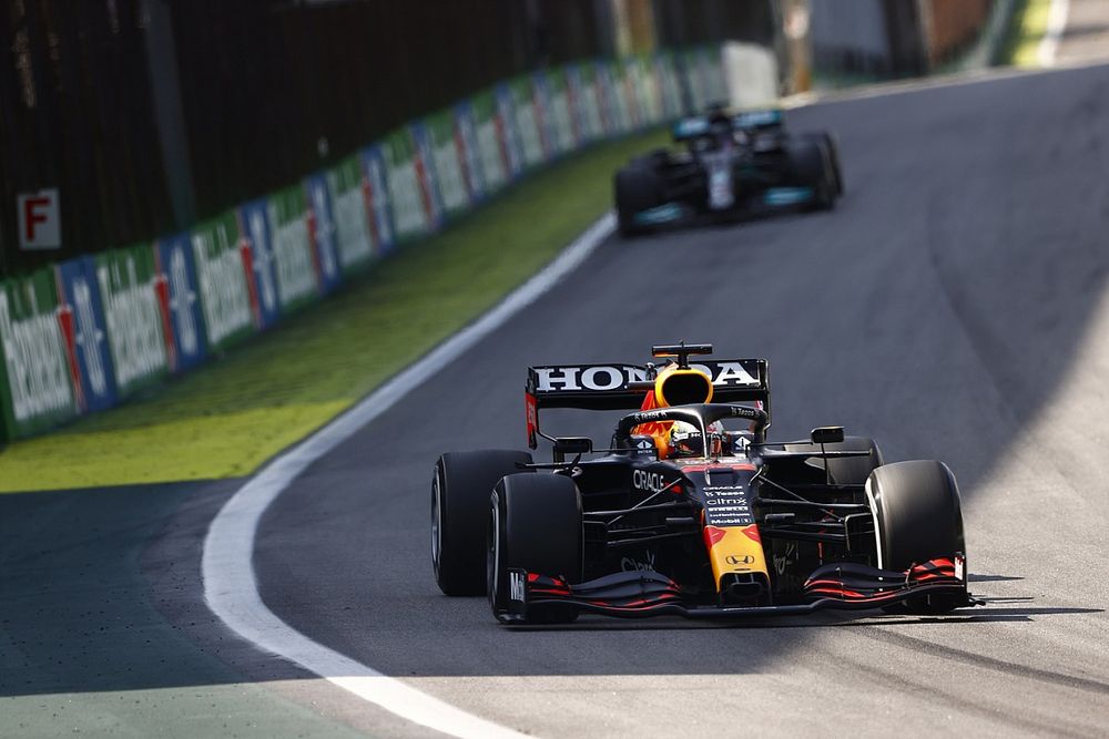 Az egykori F1-es: Verstappen feleslegesen védekezett az 1-es kanyarban