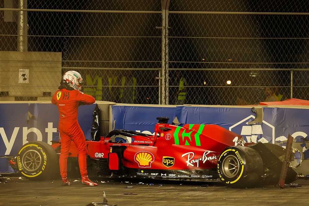 フェラーリのルクレール、サウジアラビアFP2終盤に大クラッシュでマシンを大破「チームに申し訳ない」