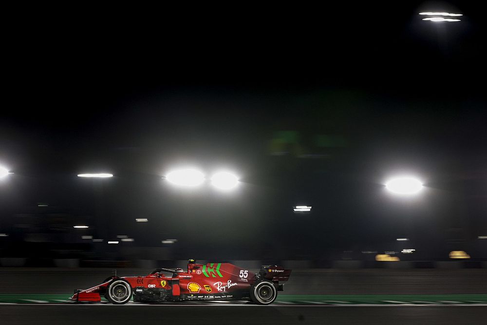 Los neumáticos frenaron a Sainz en el GP de Qatar 2021 de F1