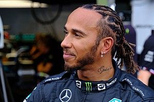 Hamilton: Mercedes can only "laugh off" F1 car struggles at this point