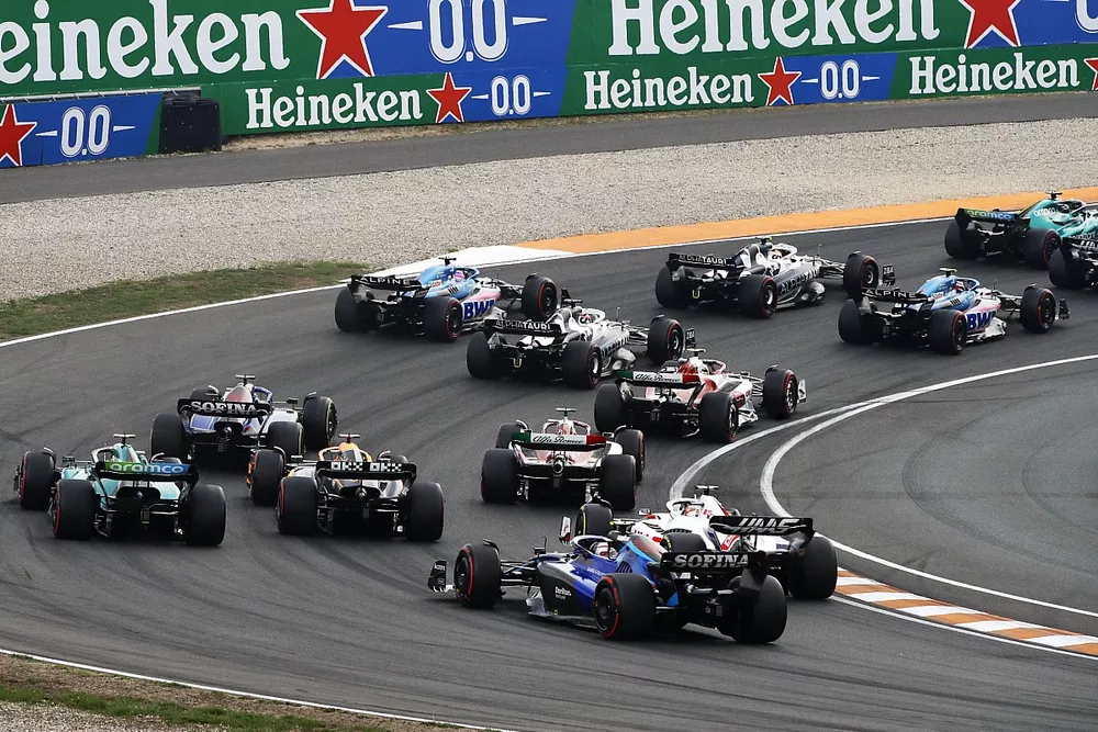 Yuki Tsunoda, AlphaTauri AT03, Esteban Ocon, Alpine A522, Fernando Alonso, Alpine A522, Pierre Gasly, AlphaTauri AT03, Zhou Guanyu, Alfa Romeo C42, the remainder of the field on the opening lap