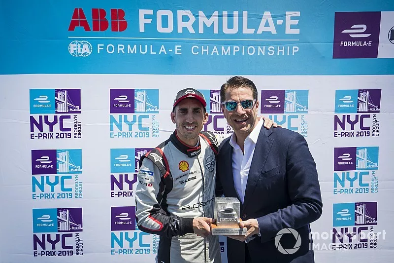 S&eacute;bastien Buemi, Nissan e.Dams obtiene el premio a la pole position de Marco Parroni, Director de patrocinio global, Director general SA Julius Baer