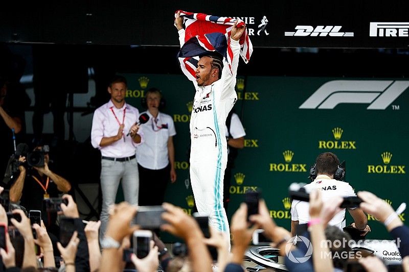 Il vincitore della gara Lewis Hamilton, Mercedes AMG F1
