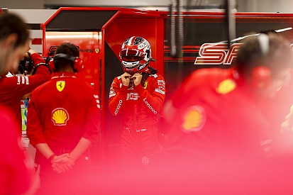SZENZÁCIÓ: Leclerc-és Ferrari-POLE Szingapúrban Hamilton előtt