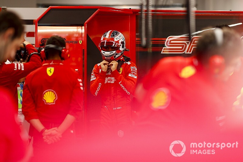 SZENZÁCIÓ: Leclerc-és Ferrari-POLE Szingapúrban Hamilton előtt