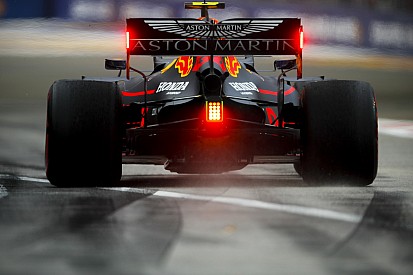 Verstappen végzett az élen Szingapúrban, Bottas nagyot csattant a Mercedesszel