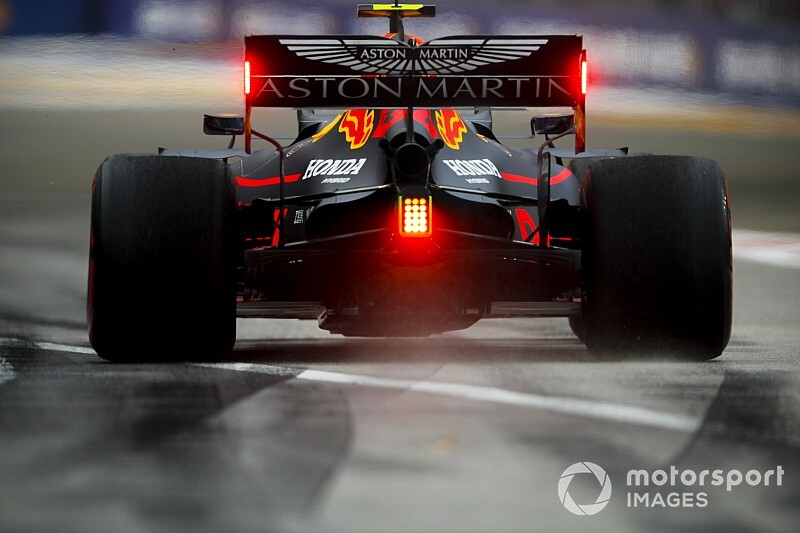 Verstappen végzett az élen Szingapúrban, Bottas nagyot csattant a Mercedesszel