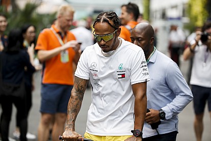 Hamilton acabó disculpándose con el aficionado al que tiró el móvil