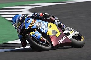 Moto2, Silverstone: pole da record per Marquez, Luthi cade ed è 12°