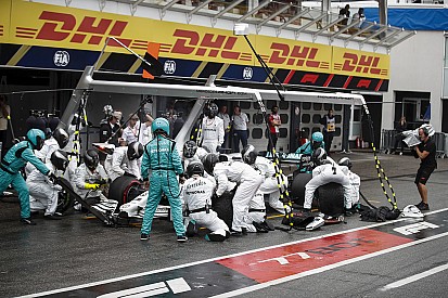 Hamilton nézetéből a Mercedes rohanása a bokszban: videó