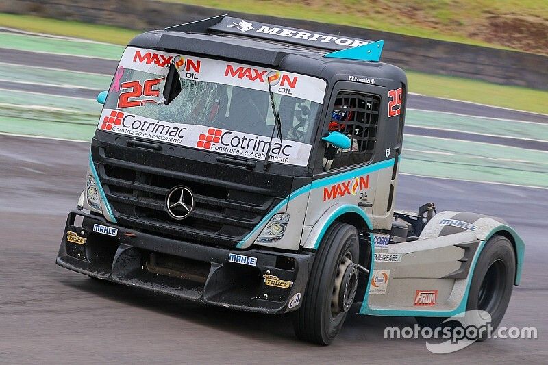 VÍDEO: Peça atravessa para-brisa de caminhão e causa susto na Copa Truck