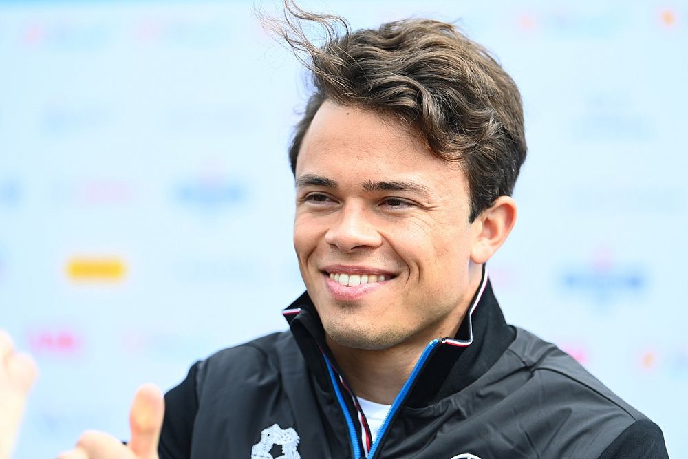 De Vries expects to be "thrown in the deep" in F1 practice debut