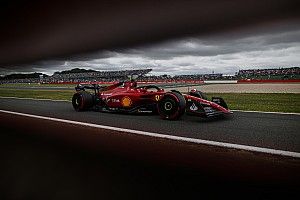 F1イギリスGP予選速報:雨の中サインツJr.が初のポールポジション! フェルスタッペンが2番手に並ぶ