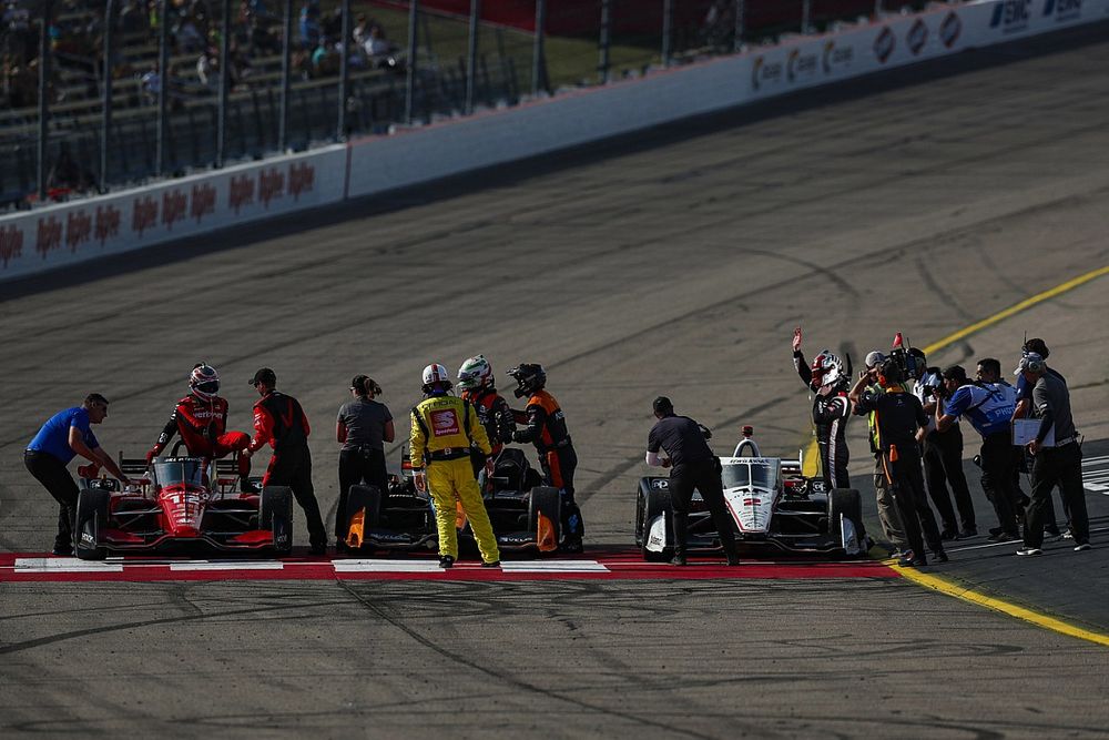 Los tres primeros: ganador Josef Newgarden, Team Penske Chevrolet, segundo lugar Patricio O'Ward, Arrow McLaren SP Chevrolet, tercer lugar Will Power, Team Penske Chevrolet