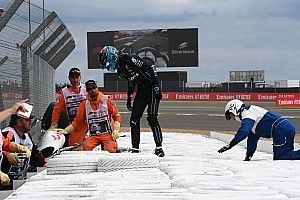 VÍDEO: O grande gesto de Russell em Silverstone após o acidente de Zhou