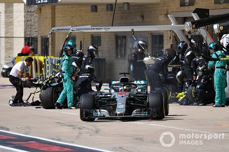 Lewis Hamilton, Mercedes-AMG F1 W09 pit stop 