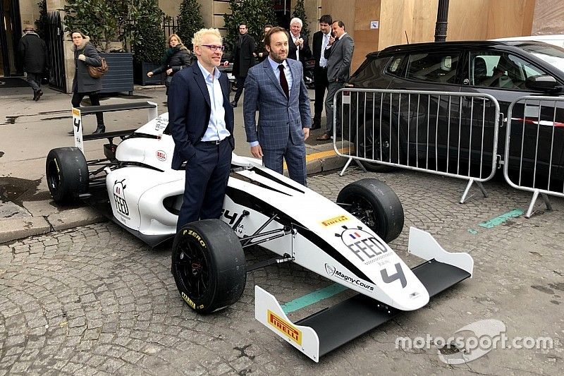 Jacques Villeneuve aux côtés de la F4 Mygale de Feed Racing France