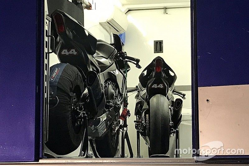 Hamilton sofre pequena queda durante teste em moto de Superbike
