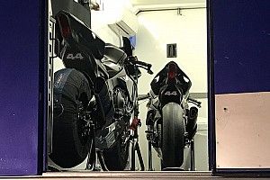 Hamilton sofre pequena queda durante teste em moto de Superbike