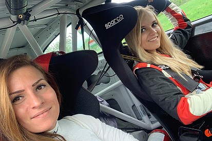 A promóter is autóba ül a Kia Platinum Rally Cup második hétvégéjén