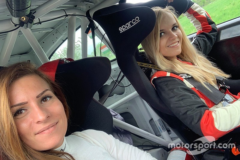 A promóter is autóba ül a Kia Platinum Rally Cup második hétvégéjén