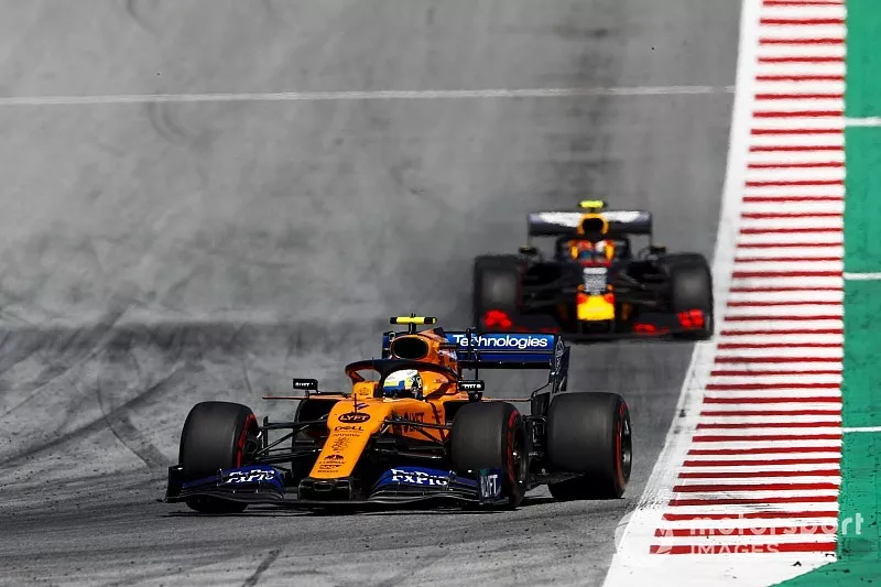 Lando Norris, McLaren MCL34, voor Pierre Gasly, Red Bull Racing RB15