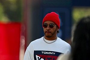 Hamilton egészen laza megjelenése Barcelonából: jól áll neki a piros?