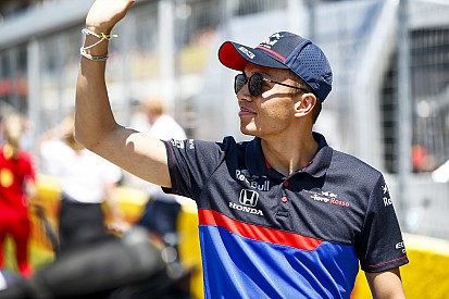 Megérthetetlen a Pirelli: Albon szerint most túl nagy a meleg a gumiknak