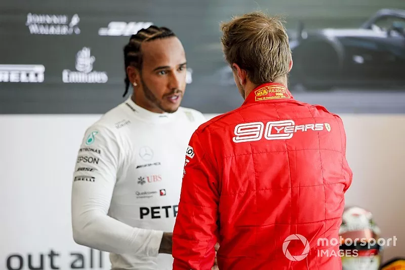 Lewis Hamilton, Mercedes AMG F1 da la mano a Sebastian Vettel, Ferrari despu&eacute;s de la carrera