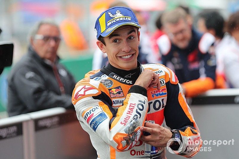 Une chute mais la pole position malgré tout pour Márquez