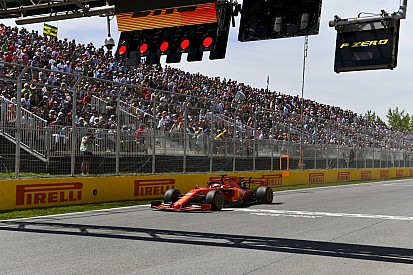 Vettel druipt furieus af na tijdstraf: "Dit is niet eerlijk"