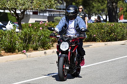 Hamilton chega a Paul Ricard ostentando moto de R$ 104 mil e que chega a 244km/h