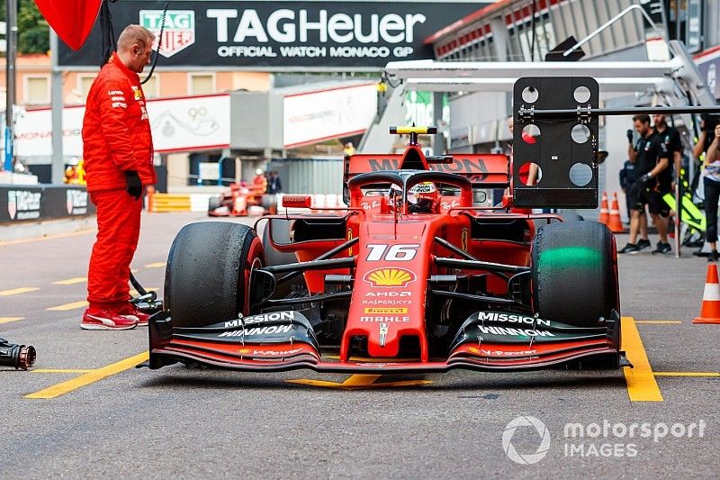 Charles Leclerc, Ferrari SF90, au stand