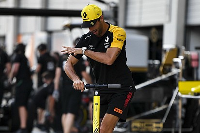 Rolleres őrület az F1-ben: Ricciardo izmos lábat villantott