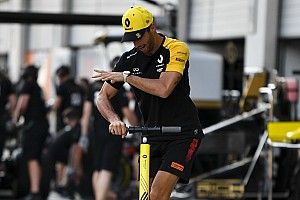Rolleres őrület az F1-ben: Ricciardo izmos lábat villantott