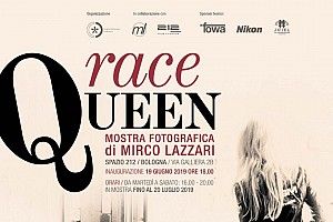 Inaugurata a Bologna "Race Queen", la mostra del fotografo Mirco Lazzari sulle ombrelline