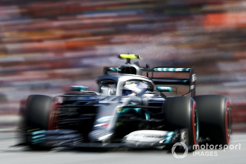Mercedes не дала Боттасу правильно прогреть шины, посадив его на хвост Леклеру