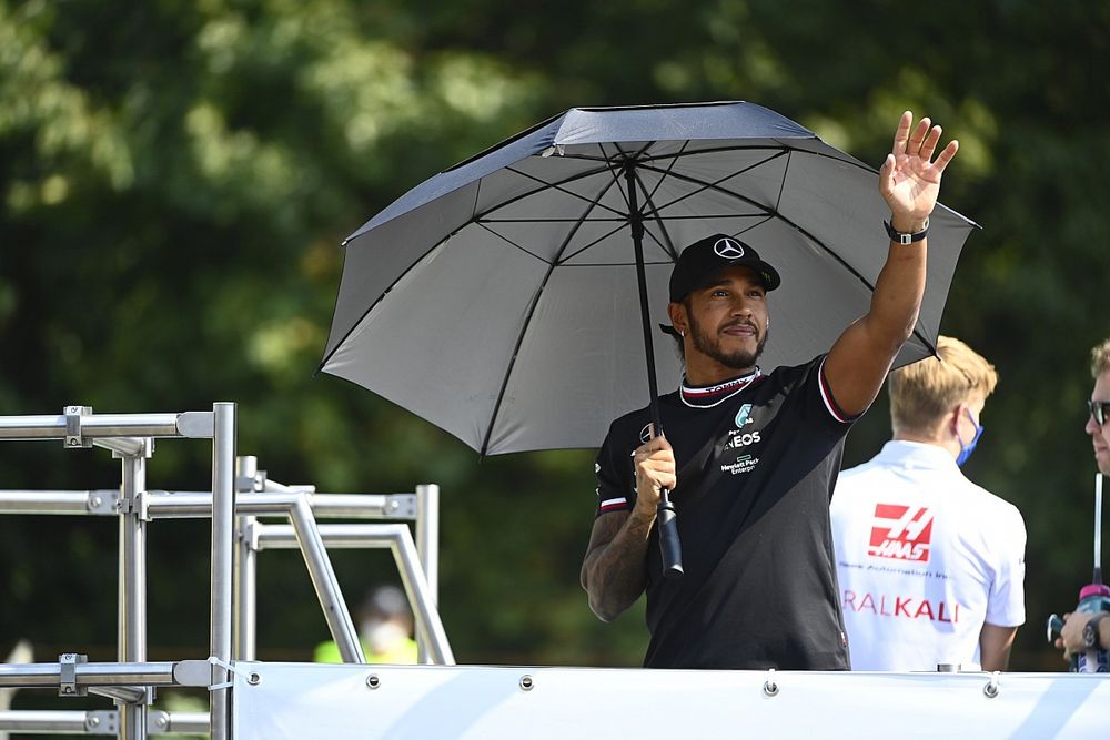 Hamilton: „Van egy versenytársunk idén, aki egyenrangú, ha nem erősebb nálunk”