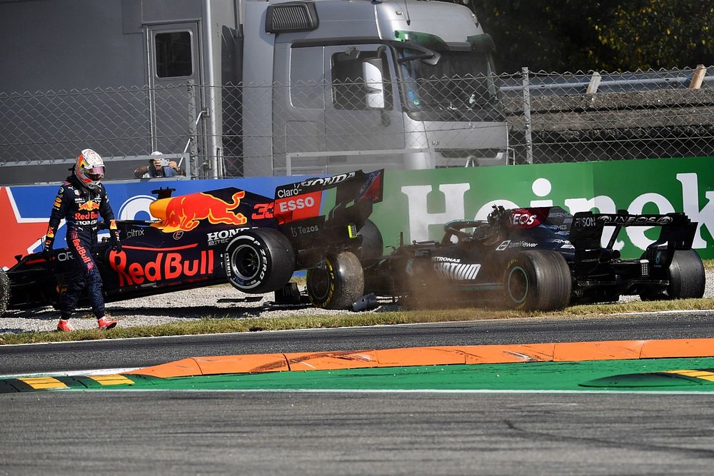 Brundle begrijpt Verstappen: “Waarom liggen daar sausage kerbs?”