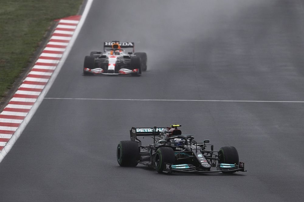 Verstappen : Red Bull doit "élever son niveau" face à Mercedes