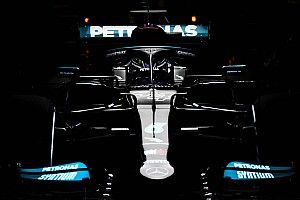 Хэмилтон согласился перекрасить черные болиды Mercedes