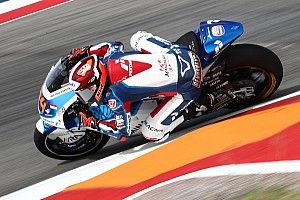 Гонщик Moto2 оказался поперек байка – и все же избежал падения