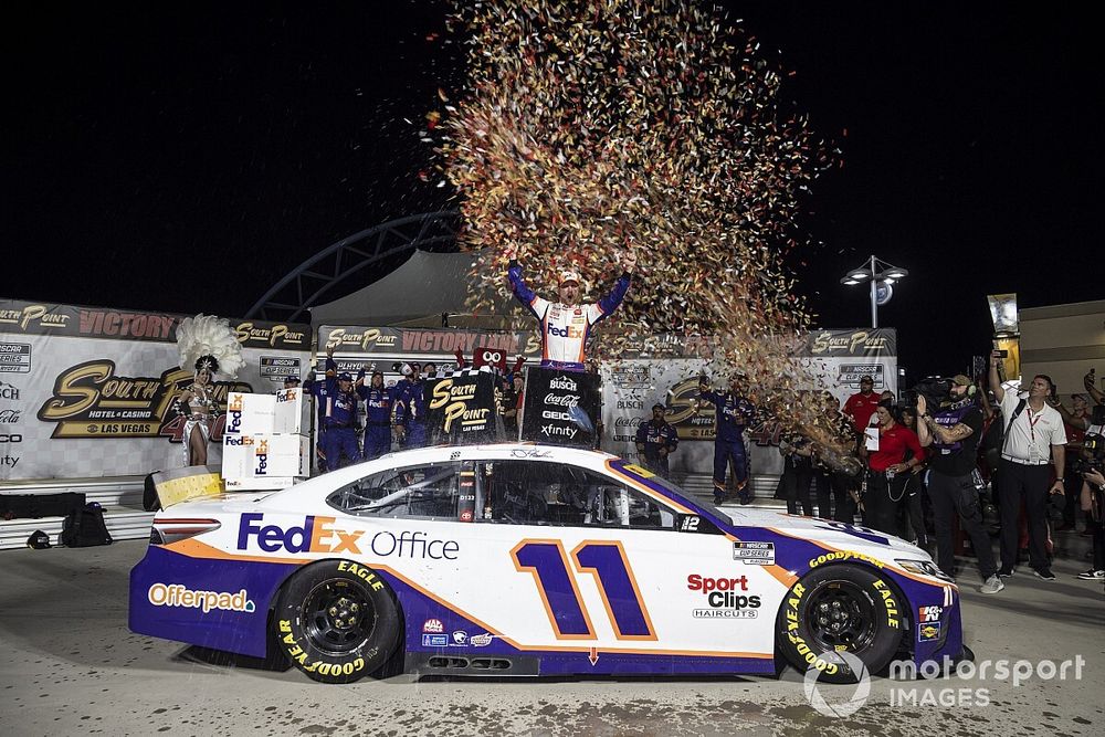 Hamlin avanza en los playoffs de NASCAR con un triunfo en Las Vegas