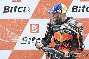 MotoGPオーストリア決勝:ビンダーが雨を“スリックで”制す! 降雨によるフラッグトゥフラッグで波乱展開