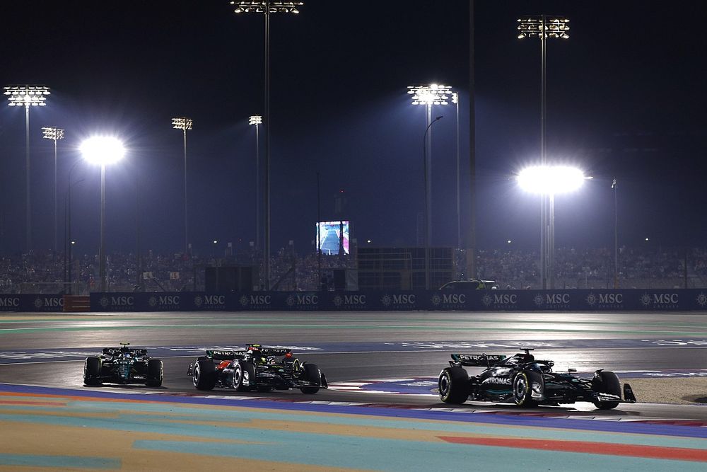 George Russell, Mercedes F1 W14, Lewis Hamilton, Mercedes F1 W14, Fernando Alonso, Aston Martin AMR23