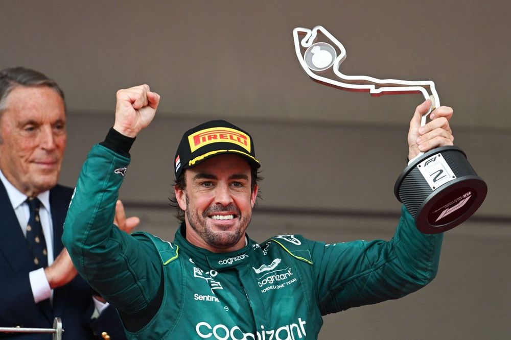 Podio: segundo lugar Fernando Alonso, Aston Martin F1 Team